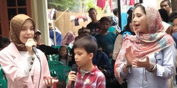 Ayu Azhari Ajarkan Anak Peduli Sesama dengan Kunjungi Korban Tsunami Banten