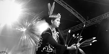 Ayu Azhari Kenalkan Tarian Khas Suku Dayak ke Warga London