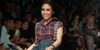 Ayu Dewi dan Presenter Dahsyat Bikin Video Klip