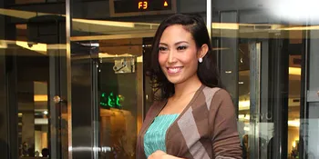 Ayu Dewi Melahirkan, Jessica Iskandar Bawakan Lemper