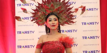 Baby Sexyola Pakai Gaun &#38; Bagi-Bagi Uang di Pasar