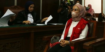 Bacakan Pledoi, Medina Zein Menangis Ingat Anak