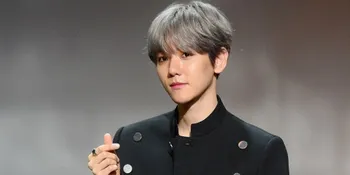 Baekhyun EXO Bagikan Kado Manis Untuk Para Fans yang Hadir di Acara Musik