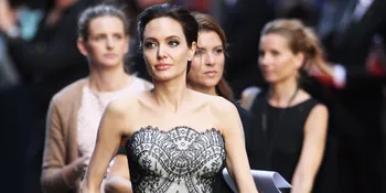 Bagai Pinang Dibelah Dua, Inikah Saudara Kembar Angelina Jolie?