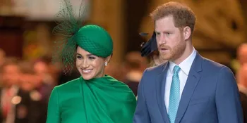 Bagikan Sembako di Tengah Pandemi Corona, Pangeran Harry &#38; Meghan Markle Gandengan Mesra