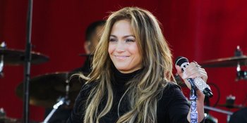 Bahaya! Baju Ini Yang Bikin Jennifer Lopez Terancam Nip Slip