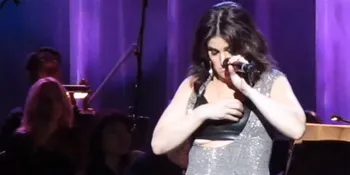 Baju Idina Menzel Melorot di Atas Panggung!