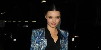 Baju Ini Membuat Miranda Kerr Seperti Tak Pakai Celana