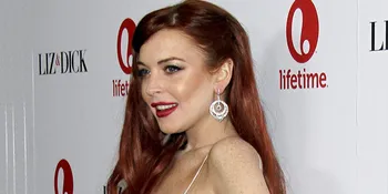 Baju Terlalu Seksi, Dada Lindsay Lohan Nyaris 'Tumpah'