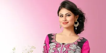 Bak Dewi Matahari, Mouni Roy Tampil Glamor Berbalut Nuansa Kuning