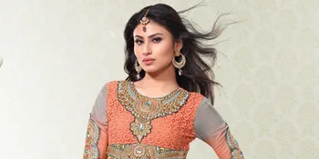 Bak Penari Padang Pasir, Mouni Roy Pamer Lekuk Tubuh Aduhai