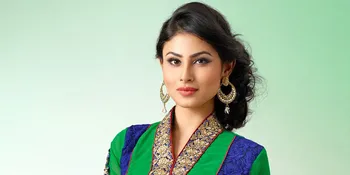 Bak Penari Sufi, Mouni Roy Berputar Anggun di Bawah Terik Mentari