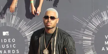 Bakal Masuk Penjara, Chris Brown Ingin Nikahi Pacarnya Dulu