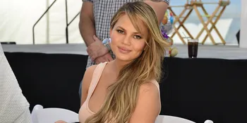 Balet Sambil Gendong Anak, Rok Chrissy Teigen Tertiup Angin