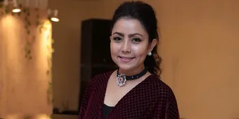 Bambang Trihatmodjo Rangkul Mesra Mayangsari, Tampil Serasi Pakai Batik