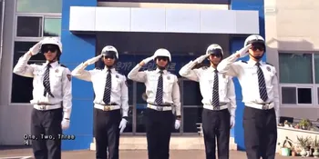 'Bar Bar Bar' Crayon Pop Versi Polisi-Polisi Gokil Korea