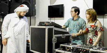 Barbie Kumalasari & Ian Wibowo Kepergok Ustaz Sedang Bermesraan di Ruang DJ