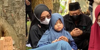 Baru Bisa Datang Ke Makam, Ria Ricis Ungkap Pesan Terakhir Mendiang Ayahnya