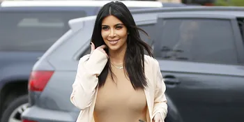 Baru Melahirkan, Kim Kardashian Pamer Foto Seksi Pakai Swimsuit