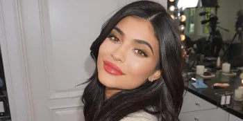 Baru Melahirkan, Kylie Jenner Nggak Mau Pakai Jasa Baby Sitter