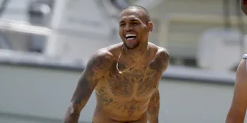 Batal Tampil Bareng Pitbull dan JLo, Chris Brown Minta Maaf