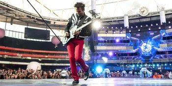 Bawa Api ke Panggung, Muse Harus Bayar Uang Suap