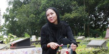 Bawa Pacar Barunya Untuk Berziarah Ke Makam Sang Bunda, Kalina Ocktaranny Minta Izin Nikah Lagi?