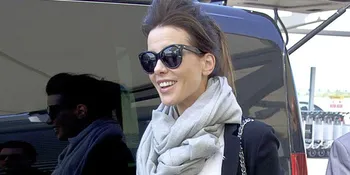 Bawa Setumpuk Koper, Kate Beckinsale Suruh Ibu Tua Dorong Troli Miliknya
