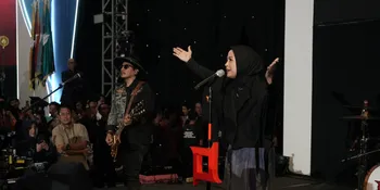 Bawakan Sederet Lagu, KOTAK Sukses Bakar Semangat para Wisudawan Universitas Mercu Buana
