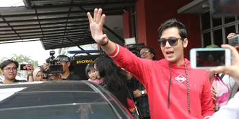Bebas dari LP Cipinang, Kriss Hatta Disambut Ibunda dan Penggemarnya dengan Pakaian Bernuansa Merah