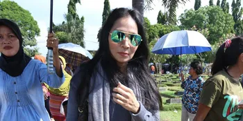 Beby Djenar Kesurupan di Makam Olga Syahputra