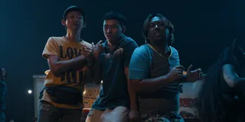 Beda dari yang Lain! Teaser Pesugihan Sate Gagak Suguhkan Trio Absurd yang Bikin Perut Kenceng Ketawa