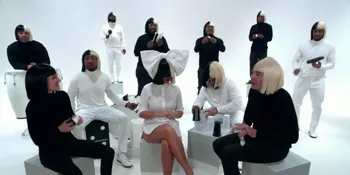 Beda Ranah, Natalie Portman Tak Ragu Berduet Dengan Sia Furler