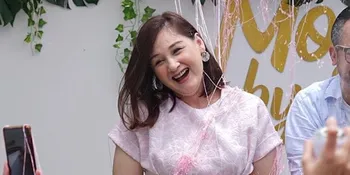 Begadang Semalaman, Mona Ratuliu Tetap Cantik Meski Ketiduran Sambil Jaga Bayi