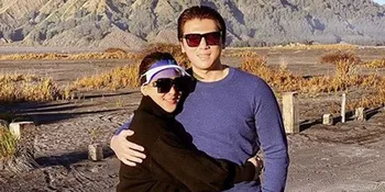 Begini Aksi Syahrini Nyetir Mobil Jeep di Bromo, Reino Barack Duduk Manis di Kursi Penumpang