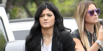 Begini Jadinya Jika Kylie Jenner Lupa Pakai Make-Up