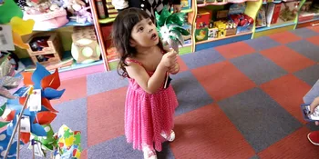 Begini Nih Gaya Tidur Safeea di Pesawat, Imut Nggak?