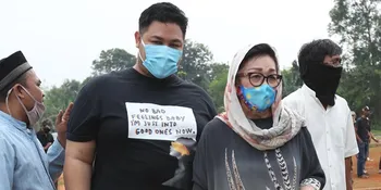 Begini Suasana Haru Ketika Ivan Gunawan Hantarkan Jenazah Ayahanda Ke Tempat Peristirahatan Terakhir