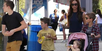 Beginilah Cara Brooklyn Beckham Menggendong Harper Seven