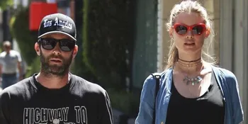 Behati Prinsloo Ngidam, Adam Levine Pusing Dibuatnya
