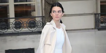 Belahan Dress Kelewat Tinggi, Kendall Jenner Nyaris Dipermalukan