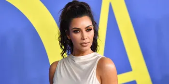 Belahan Rok Terlalu Tinggi, Pakaian Dalam Kim Kardashian Tertangkap Kamera