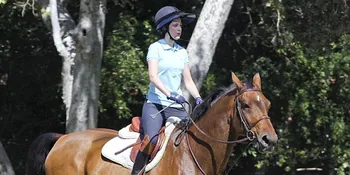 Belajar Berkuda, Zooey Deschanel Tetap Tampil Cantik