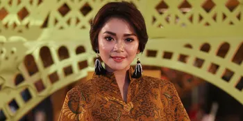 Belanja Busana Syar'i, Sheza Idris Ingin Belajar Berhijab