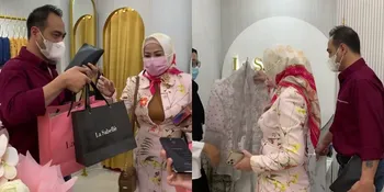 Beli Scarf Sampai 7 Juta, Ini Potret Venna Melinda dan Ferry Irawan Sibuk Cari Kebutuhan Seserahan