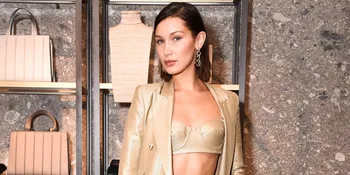 Bella Hadid Kembali Nip Slip di Atas Runway Paris Fashion Week 2018