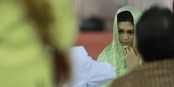 Bella Saphira Menitikkan Air Mata Saat Prosesi Ikrar Syahadat