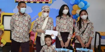 Bella Shofie dan Daniel Rigan Rayakan Ultah Ke-3 Sang Buah Hati Sambil Undang Puluhan Anak Yatim