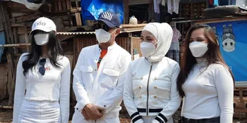 Bella Shofie dan Suami Blusukan Bagi-Bagi 1000 Paket Makanan ke Warga Terdampak Pandemi
