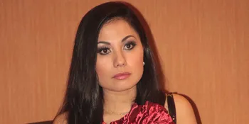 Belum Cerai, Emma Waroka Sudah Mesra Dengan Pria Lain?